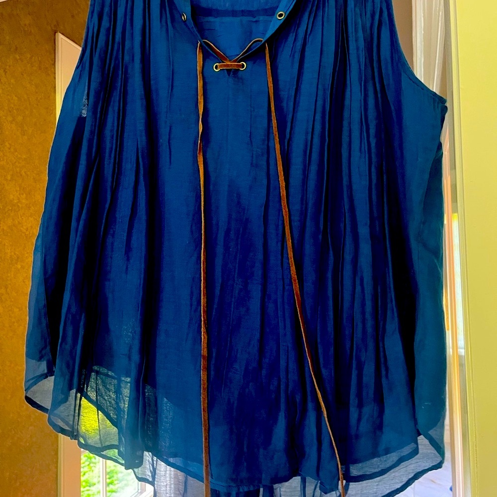 Laura Egloff blue summer blouse